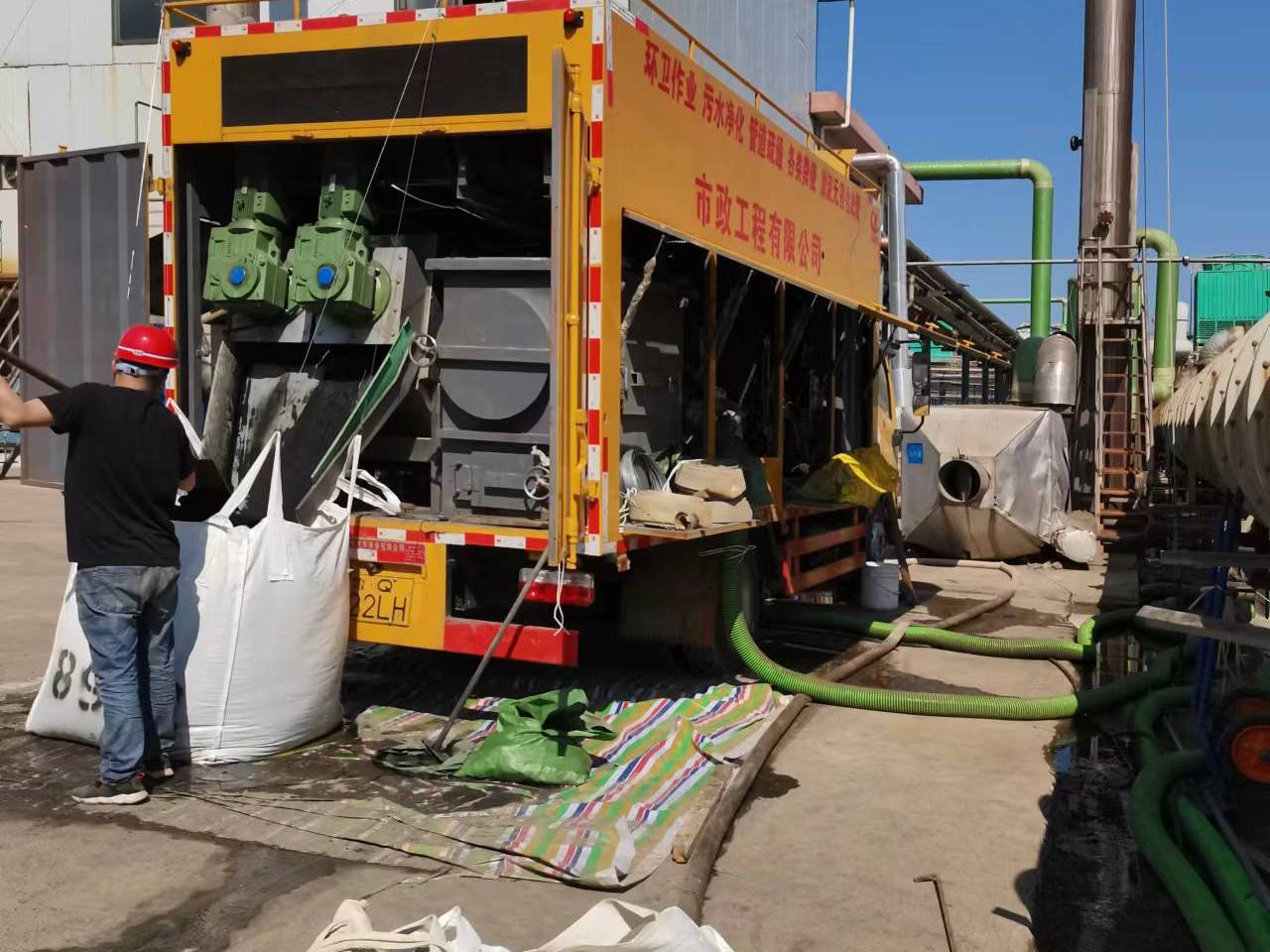 周矶办事处淤泥压干处理