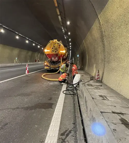 周矶办事处隧道排水渠清淤